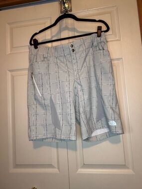 Women’s The North Face Gray Performance Shorts - M
